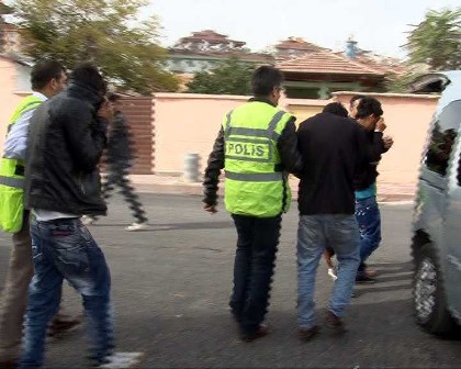 Bayramlaşma bahanesiyle ayakkabı çaldılar