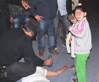 Alkollü anne bayıldı, çocukları ağladı