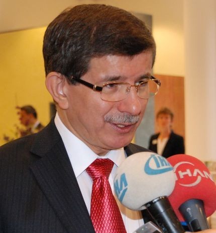 Bakan Davutoğlu gazetecilerin sorularını yanıtladı