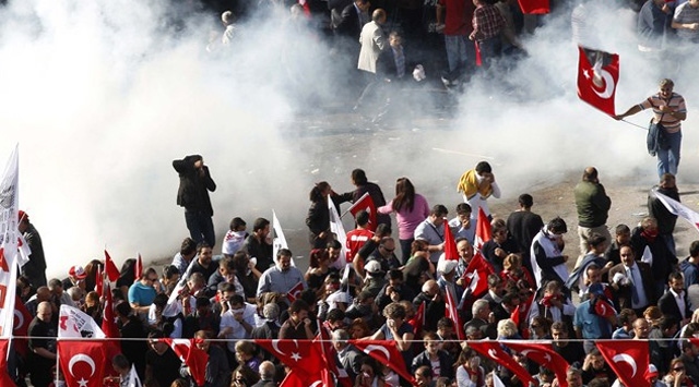 İzinsiz yürüyüşte afiş asanlara ceza