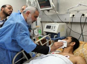 Vatandaşının ayağını öpen başbakan FOTO