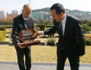 Selçuk heyetinden şehitlere vatan toprağı