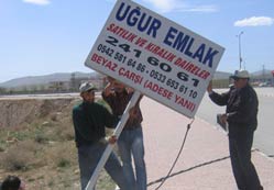 Selçuklu’da tabelalar kaldırdı