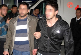 Şakalaşırken karısının atar damarını kesti