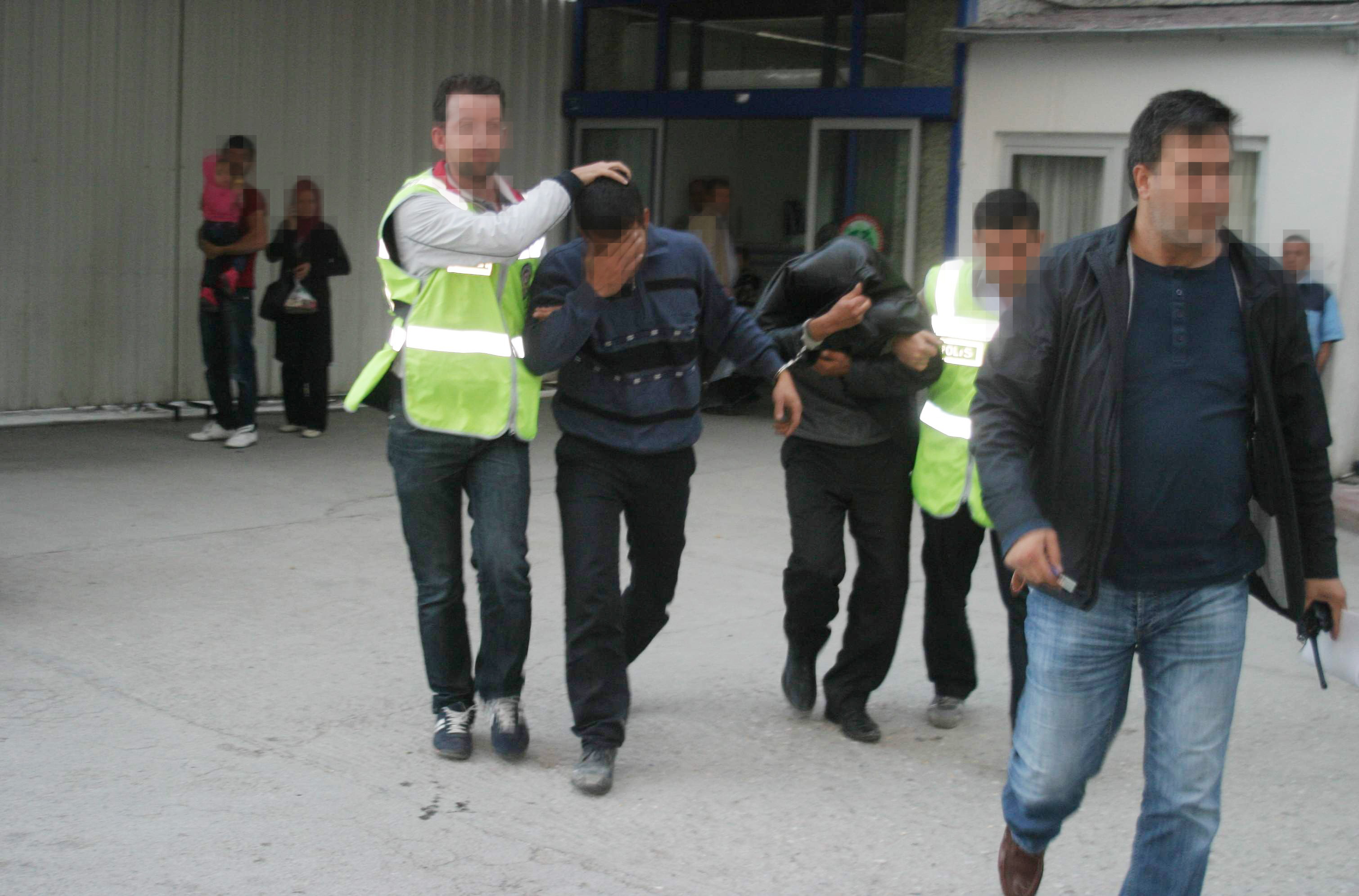 Devriye gezen polisler hırsızları yakaladı
