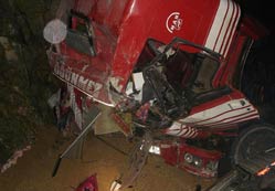 Buğday kamyonu kayalıklara çarptı