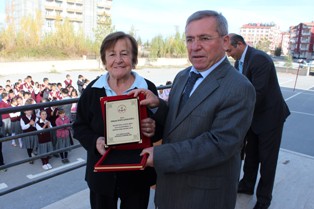Örnek hayırsevere plaket