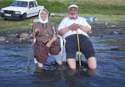 Yaşlı çiftin Acıgöl keyfi