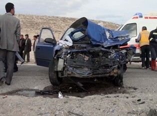 Otomobille minibüs çarpıştı