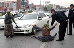 At arabalı kadınlar polise saldırdı