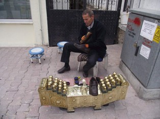 Yürüyemeyen eşi için 10 çuval kapak topladı