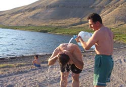 Göl kenarında ilkel usulle duş