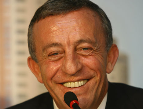 Ali Ağaoğlu etek giyecek mi?