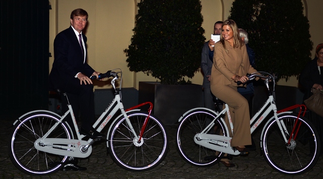 Prens ve prensesin bisiklet keyfi