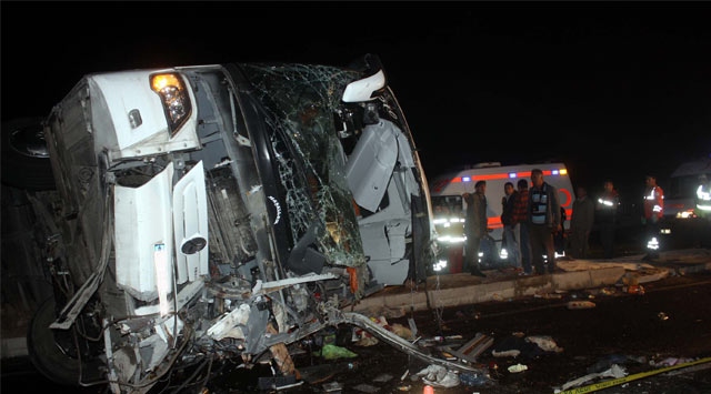 Şiddetli rüzgar otobüsü devirdi: 8 yaralı