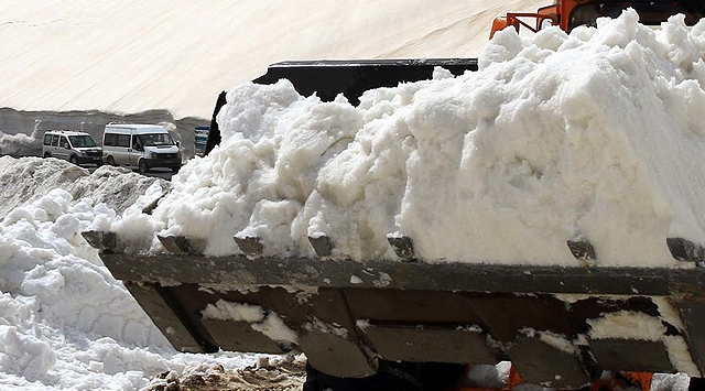 Bahçesaray'ın kar mesaisi başladı