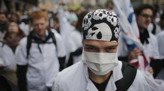 Doktorlar hükümeti protesto etti