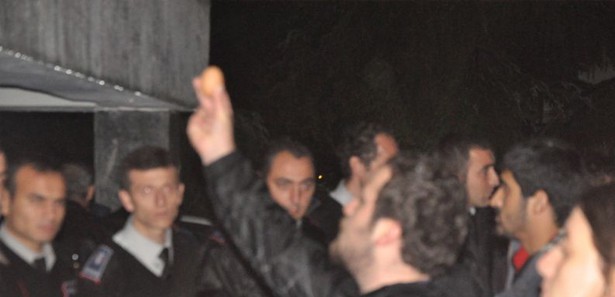 YÖK Başkanı'na yumurtalı protesto