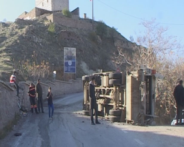 Konya'da çöp kamyonu devrildi: 2 yaralı