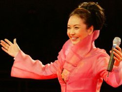 Çin'in pop yıldızı First Lady'si: Peng Liyuan