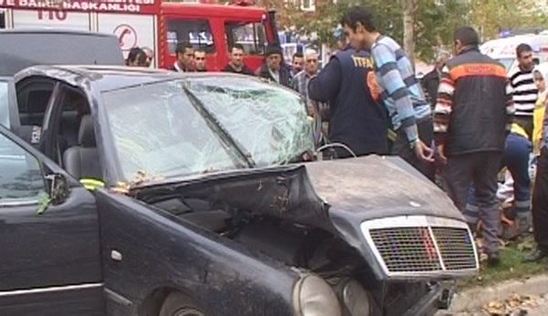 Ehliyetsiz sürücü kaza yaptı