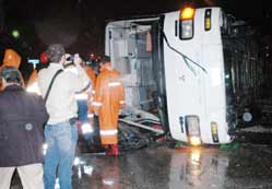 Turistleri taşıyan otobüs devrildi