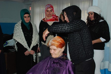 KARMEK öğrencileri'nden huzurevi sakinlerine saç bakımı