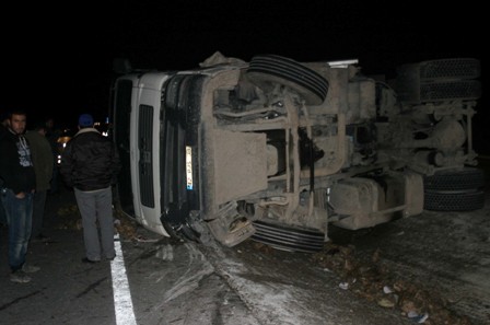TIR devrildi yol trafiğe kapandı