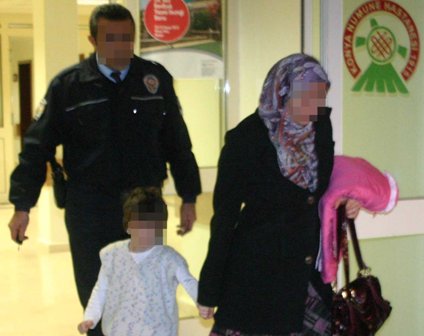 5 yaşındaki çocuk annesini ele verdi