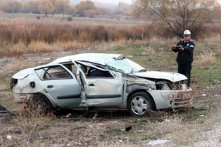 Beyşehir'de otomobil takla attı