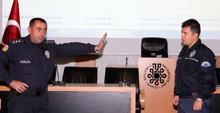 Polis zabıtaya biber gazı eğitimi veriyor