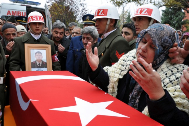 Sare Davutoğlu'ndan şehit ailesine ziyaret
