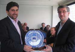 Hayırsever işadamına plaket