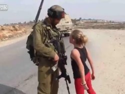 Filistinli küçük kız İsrail askerlerini perişan etti