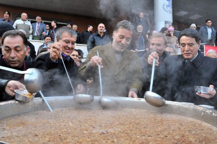 Aşure ikramını sanatçılar renklendirdi