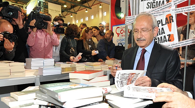 Kılıçdaroğlu Kitap Fuarı'ndaydı