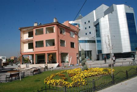 Mahkemeyi Belediye kazandı, bina yıkıldı