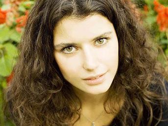 Beren Saat'e özel elbise tasarlandı