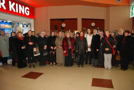 KARMEK kursiyerlerini sinemaya götürdü