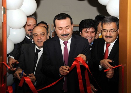 Burada hem teorik hem de uygulamalı eğitim var