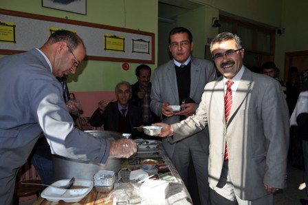 Halkapınar'da aşure dağıtımı