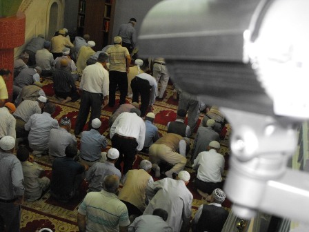 Cami hırsızları güvenlik kamerasında
