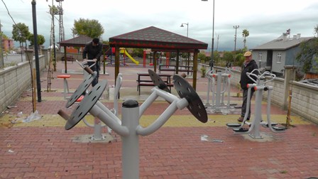 Kıreli'deki parklara fitnes aletleri yerleştirildi