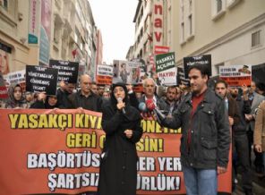 Yasakçı Kıyafet Yasası Fatih'te protesto edildi