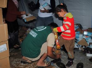 Suriyeli 2 Bin 500 çocuğa ayakkabı ve çorap