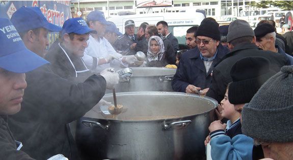 Akşehirli kadınlardan aşure ikramı
