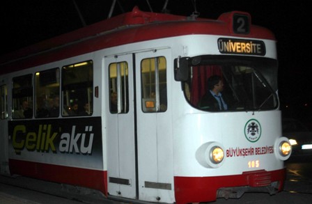 Tramvay ve otobüs çarpıştı