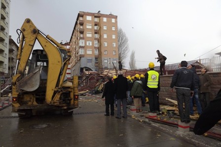 Aşırı rüzgar çatı uçurdu