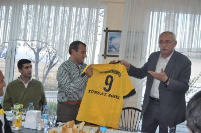 Çat'tan Sonel'e forma hediyesi