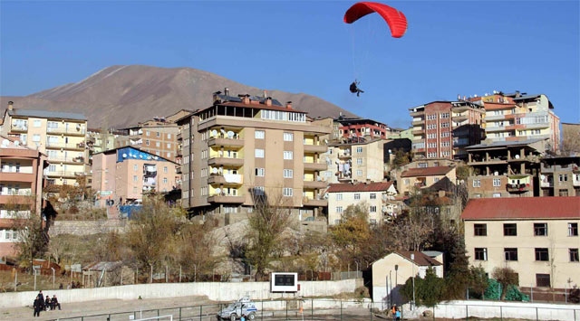 Sahaya paraşütçü indi!